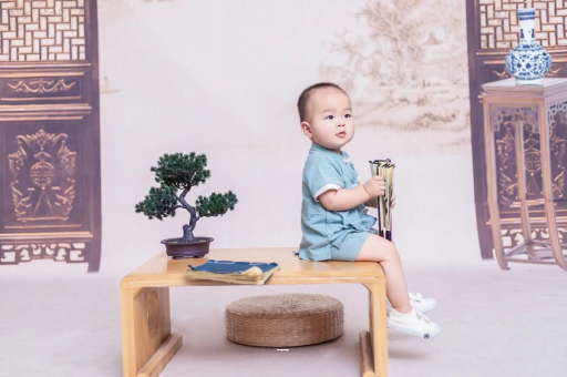 宜城宝宝边吃奶边挣扎烦躁